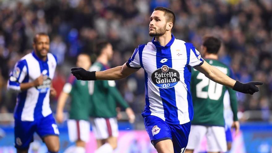 Florin Andone celebra un gol con el Deportivo.