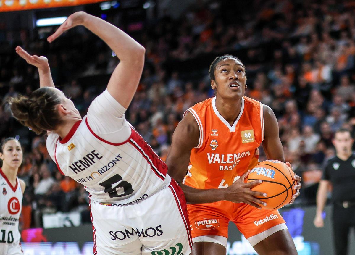 Kayla Alexander, ante la extaronja Merritt Hempe en el último partido de LF Endesa entre el Valencia Basket y el Casademont Zaragoza.