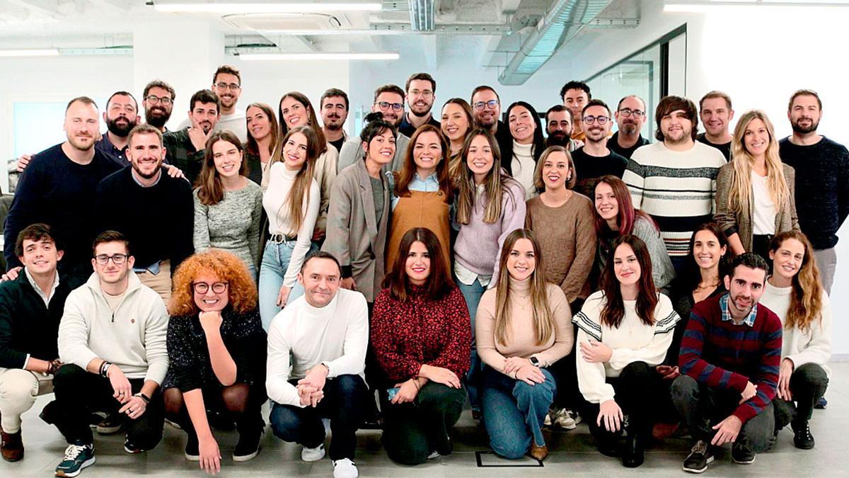 Foto conjunta de la mayor parte de los profesionales que conforman la plantilla de la empresa sevillana OpenWebinars, especializada en ofrecer formación tecnológica a personas de muy diversos perfiles laborales.