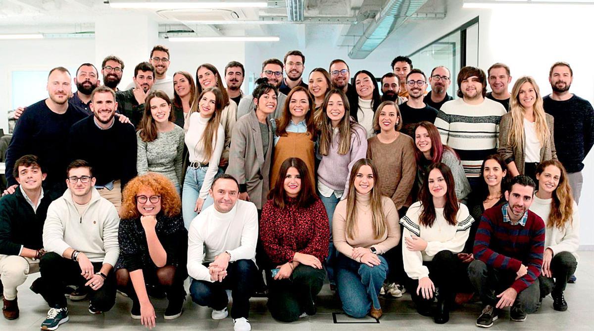 Foto conjunta de la mayor parte de los profesionales que conforman la plantilla de la empresa sevillana OpenWebinars, especializada en ofrecer formación tecnológica a personas de muy diversos perfiles laborales.