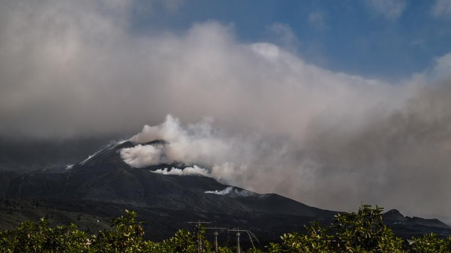 Erupción del volcán de La Palma visto desde Las Manchas