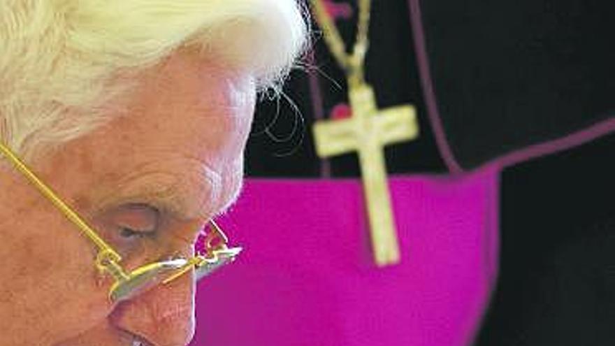 Benedicto XVI, estampando su firma en la encíclica «Caritas in veritate».