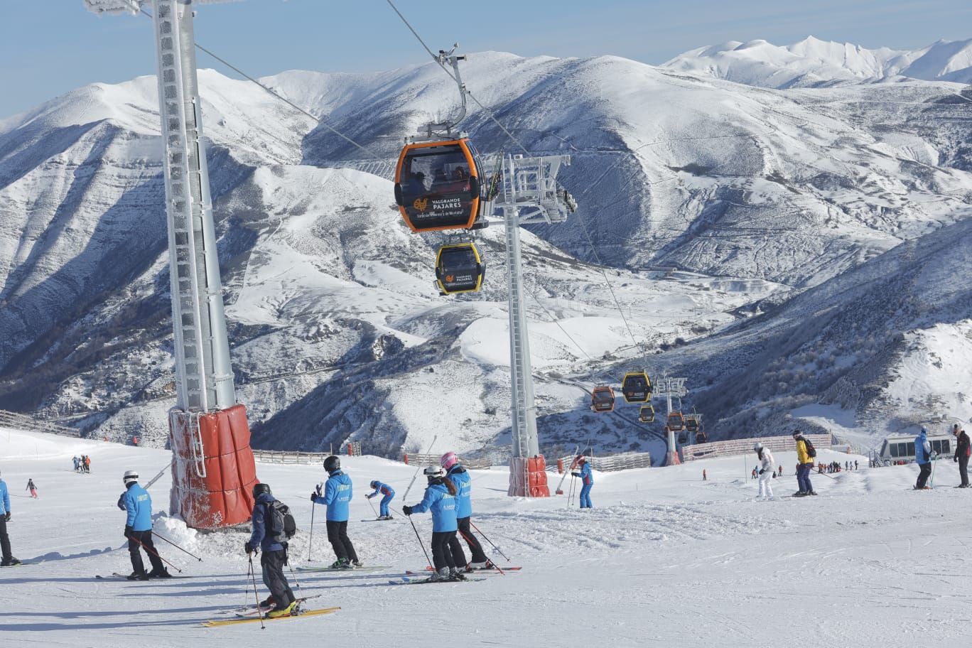 Así está siendo el primer día de la temporada de esquí en Asturias: Pajares y Fuentes, con muchos aficionados