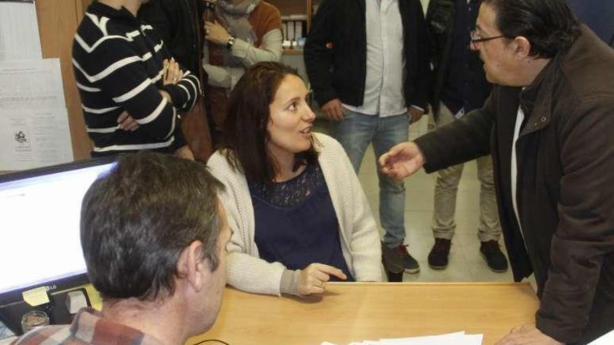 La edil Marta Freire (PSOE) y Juncal Gallego (PP), en el pleno. // S.A.