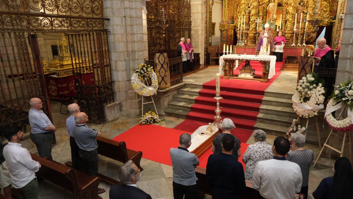 El féretro expuesto delante del altar mayor. Junto a él, sus hermanas, Cloti y Josefina.