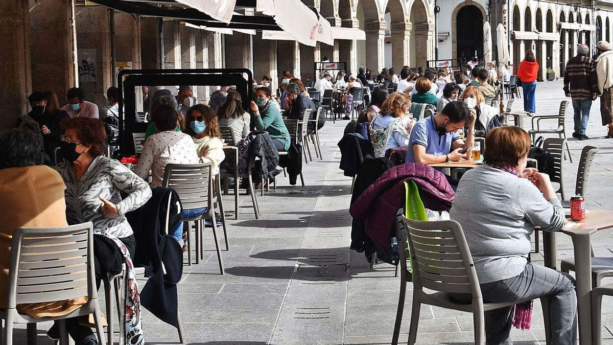 Terrazas de la Marina coruñesa abarrotadas de gente. |  // CARLOS PARDELLAS