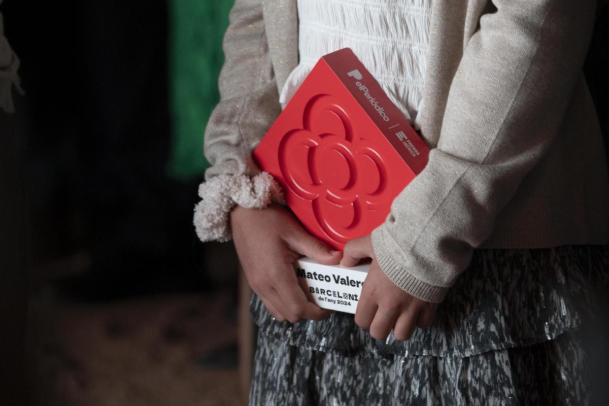 El premio Barceloní de lAny que se llevó Mateo Valero, en las manos de su nieta Carla.