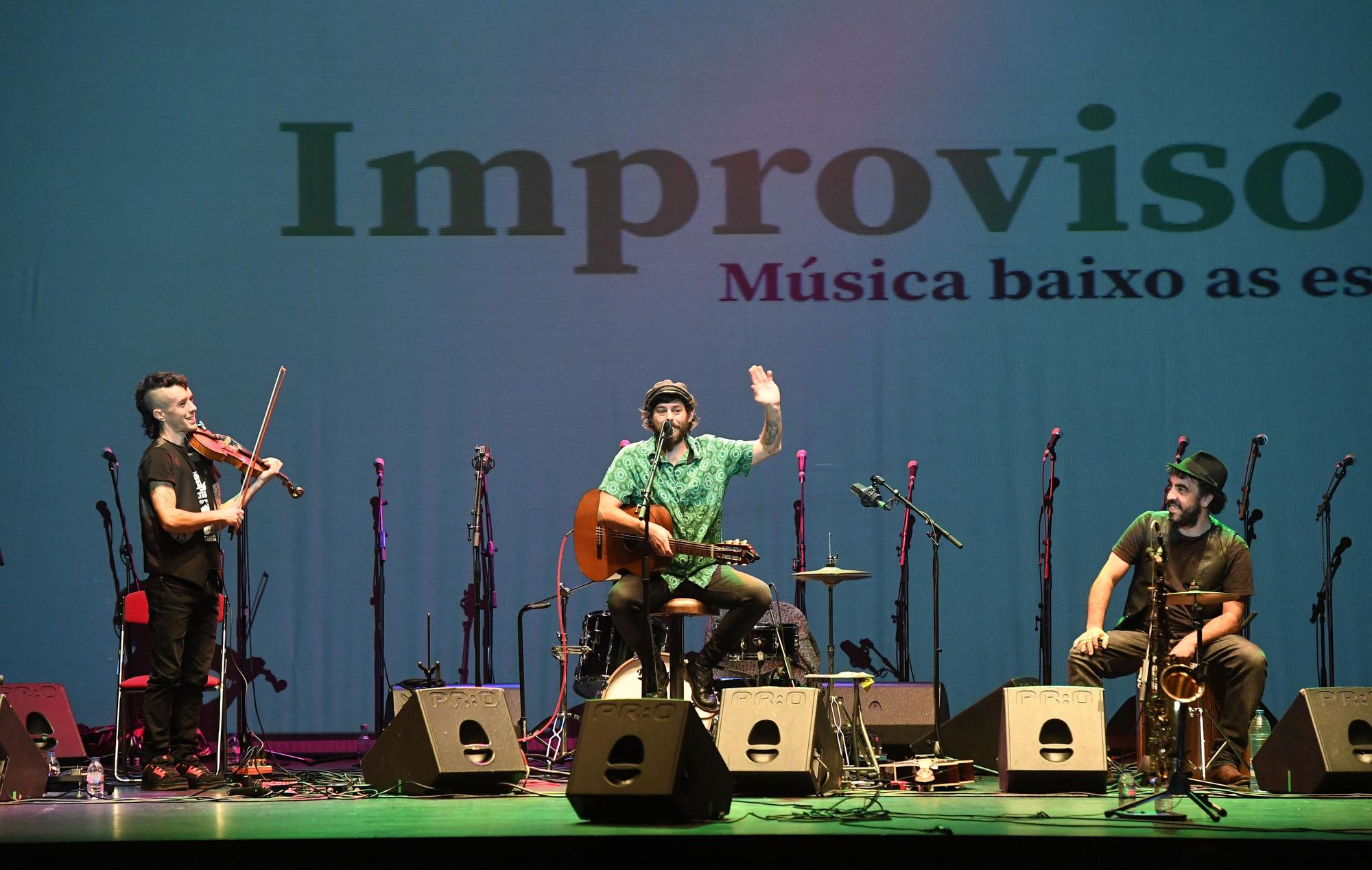 Artistas callejeros ofrecen una gala en el teatro Rosalía de Castro dentro del festival Festigual