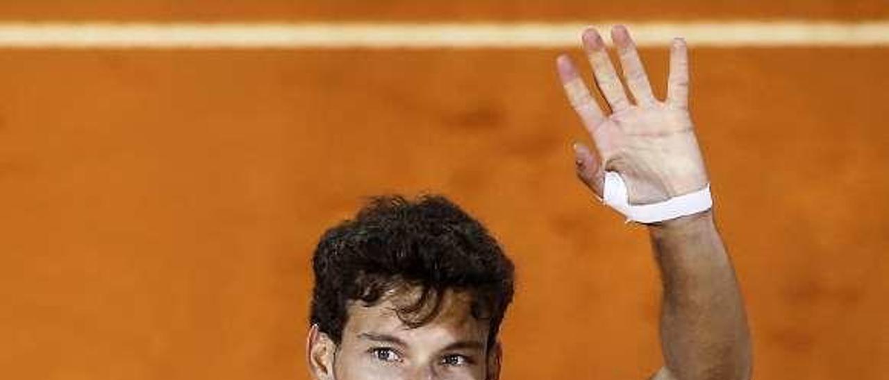 Pablo Carreño saluda al finalizar un partido en el Torneo de Estoril.