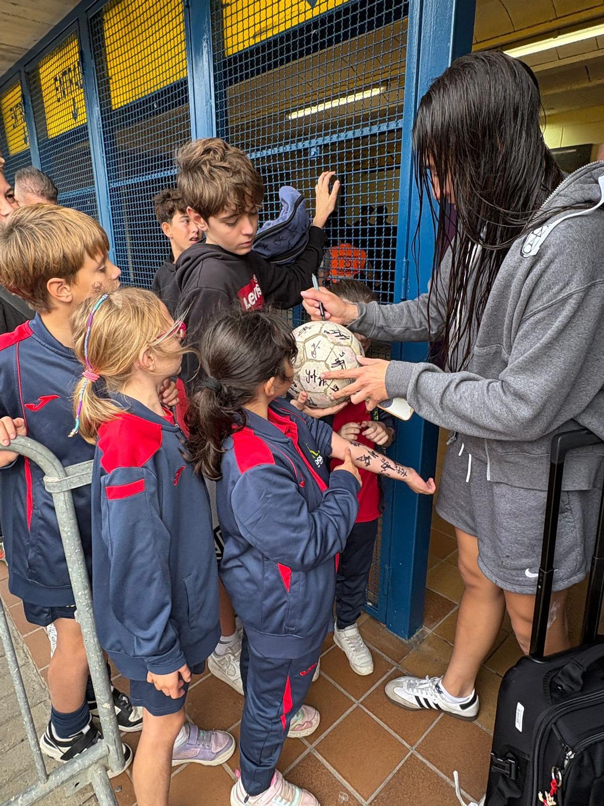 Nens de l'Escola de Futbol Calonge i Sant Antoni demanant autògrafs