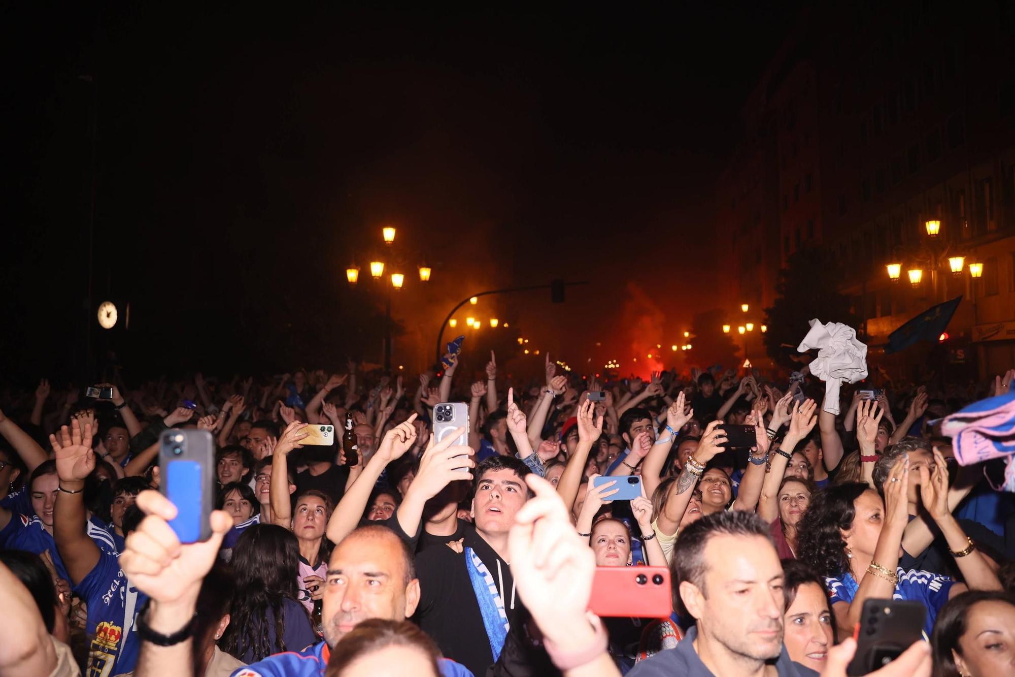 EN IMÁGENES | Así se celebró el ascenso del Oviedo a Primera: la afición estalla en una noche histórica
