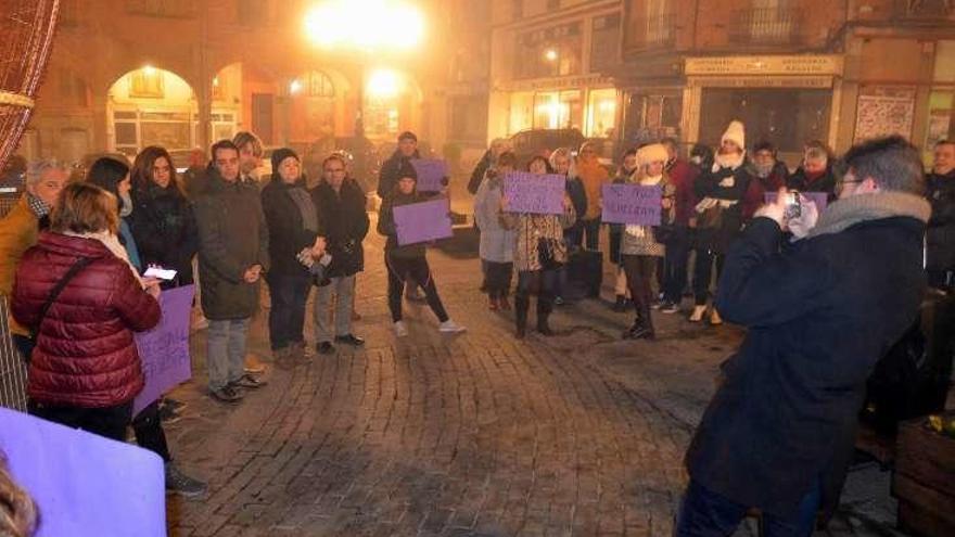 Un grupo de personas concentrado en la Plaza Mayor.