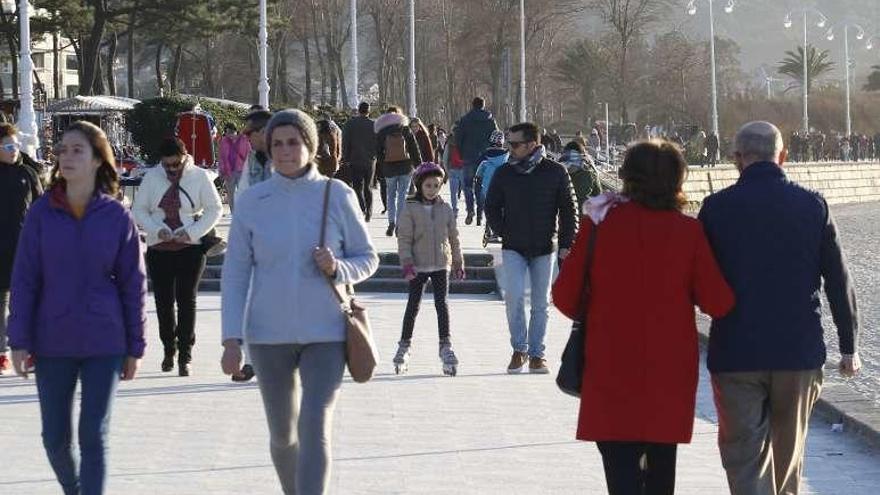 Gente paseando ayer por la tarde por la playa de Samil. // Alba Villar