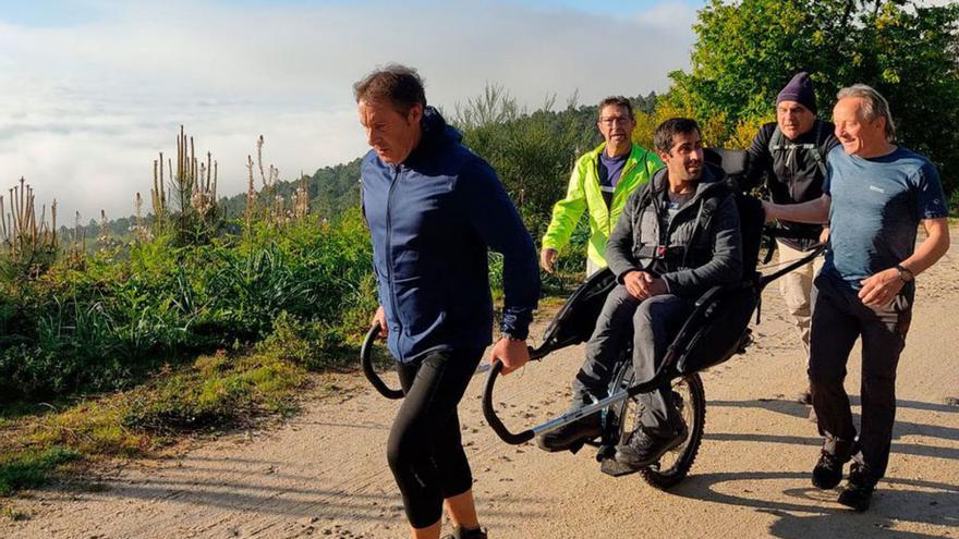 O Rosal enseña a utilizar una silla todoterreno para rutas adaptadas