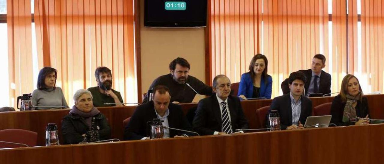 Concejales del PP y Marea, ayer, durante la celebración del pleno municipal de febrero. // R. Grobas