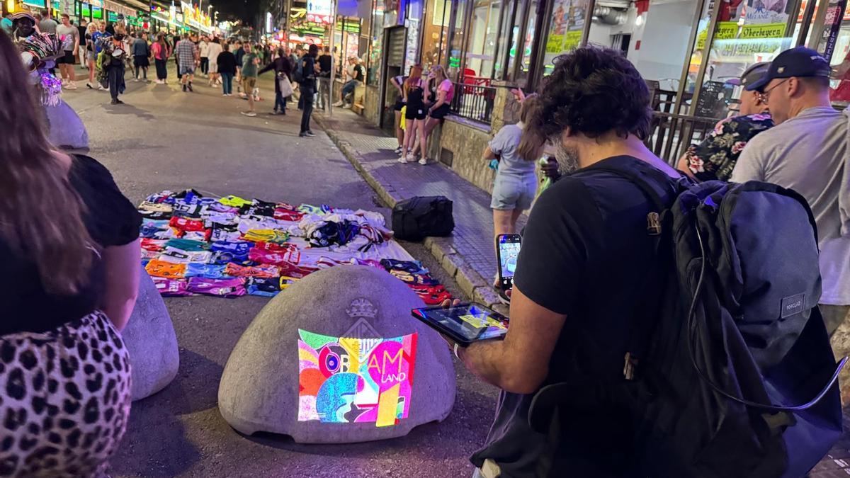 Llorenç Garrit bei seinem Kunstprojekt am Ballermann.