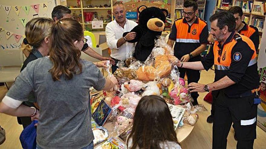 Representantes de los cuerpos, ayer, con los niños.