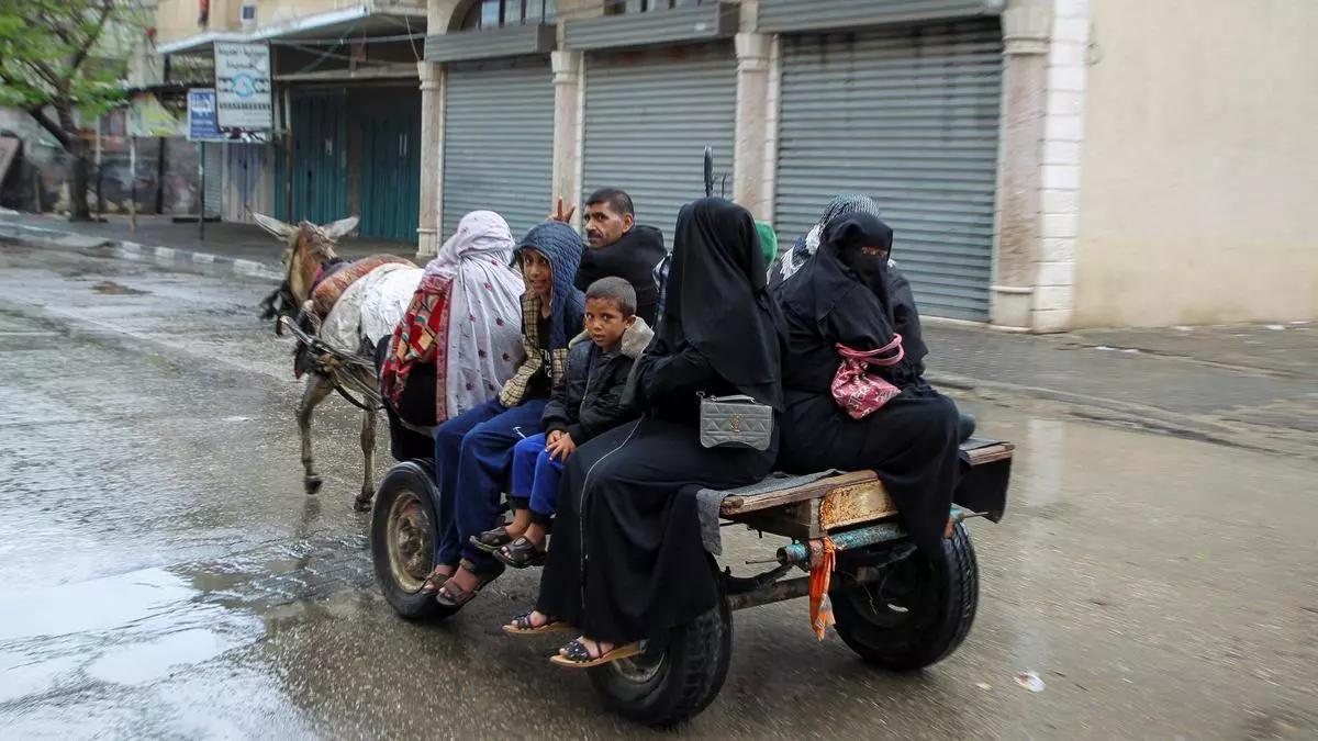 Ciutadans abandonen les zones de l'est de Rafah, després que els militars israelians comencessin a evacuar als civils palestins de la zona.