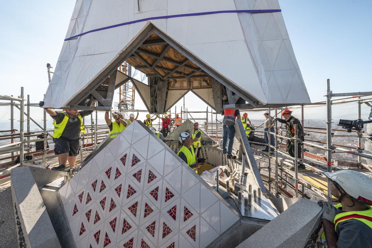 Los operarios colocan el brazo inferior de la cruz de la Torre de Jesús. Los operarios colocan el brazo inferior de la cruz de la Torre de Jesús.