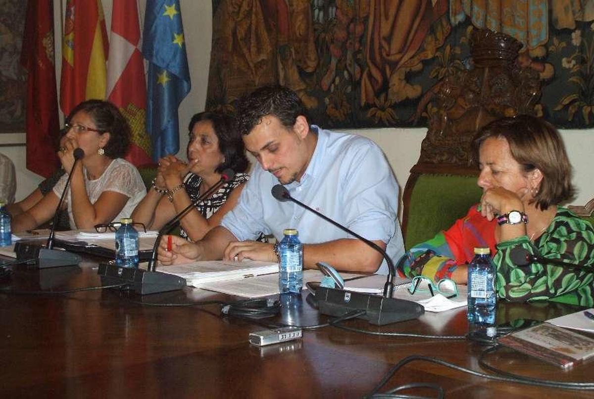 Ángeles Medina, a la izquierda del alcalde, junto a otras compañeras concejalas en un pleno.