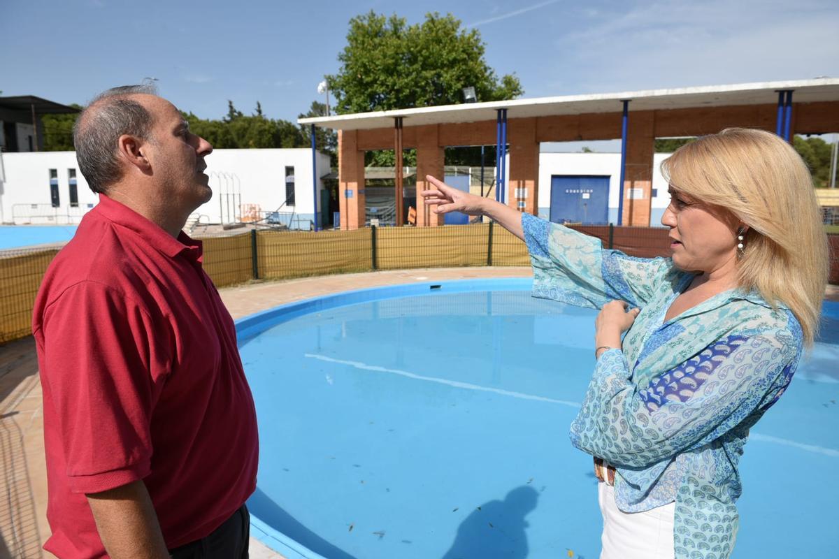 La delegada de Deportes, María Tena, junto a la piscina de Entreflores.