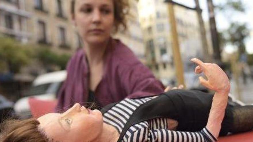 Sabina Urraca, en una imagen promocional de su libro ´Las niñas prodigio´.