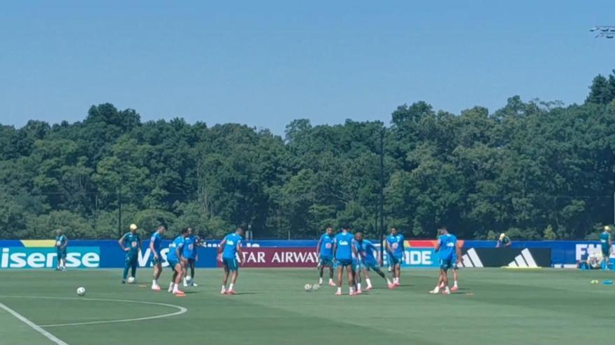 Raphinha vuelve a entrenarse con el grupo, pero está casi descartado contra Noruega