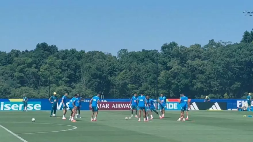 Raphinha vuelve a entrenarse con el grupo, pero está casi descartado contra Noruega