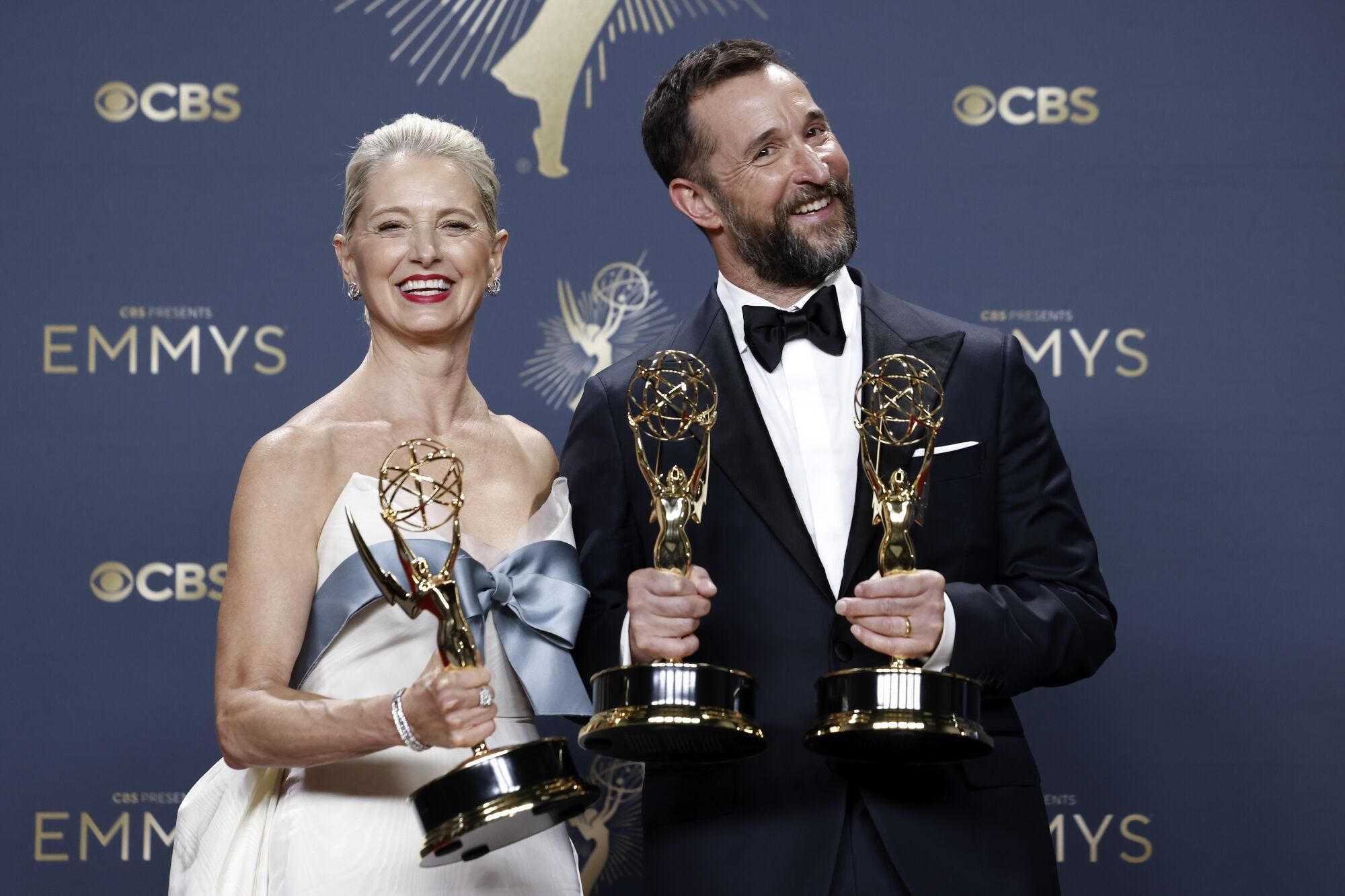 LOS ANGELES (United States), 15/09/2025.- Katherine LaNasa (L), winner of the awards for outstanding supporting actress in a drama series and outstanding drama series for 'The Pitt,' and Noah Wyle, winner of the awards for outstanding lead actor in a drama series and outstanding drama series for 'The Pitt,' pose in the press room during the 77th annual Emmy Awards ceremony held at the Peacock Theater in Los Angeles, California, USA, 14 September 2025. The Emmys celebrate excellence in national primetime television programming. EFE/EPA/CAROLINE BREHMAN