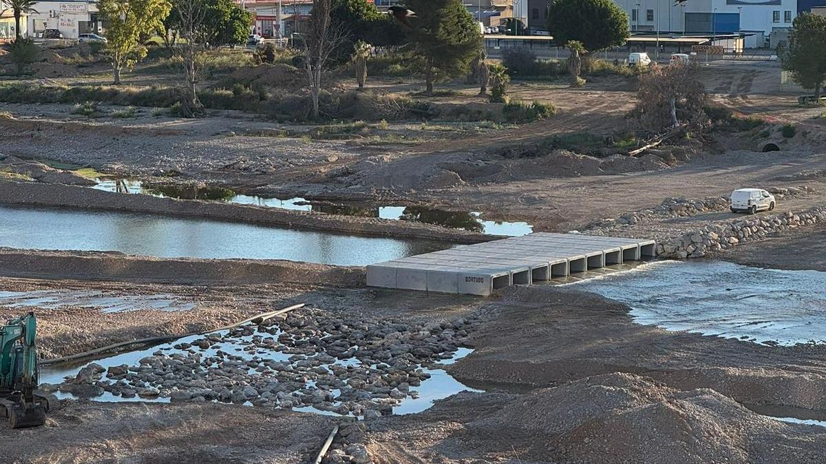 Paso del colector por el cauce del Magro en Carlet.