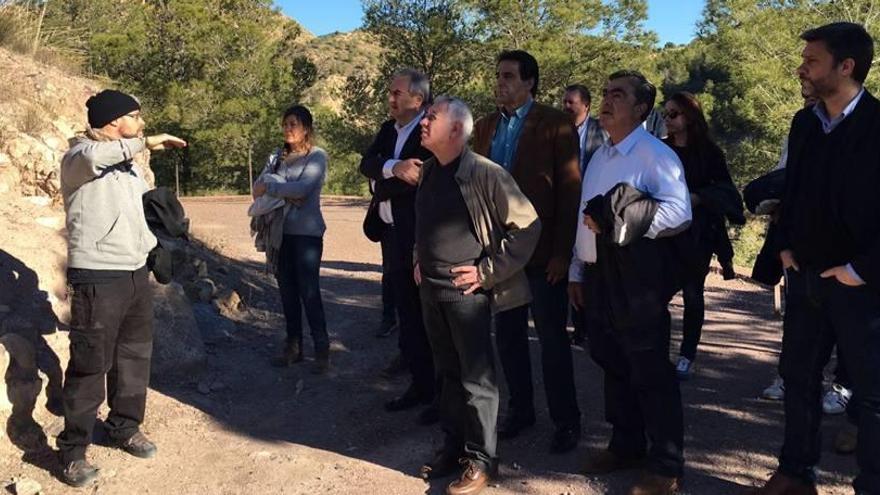 Una delegación del PSOE visitó ayer el yacimiento de La Bastida junto al alcalde Totana y un guía local.