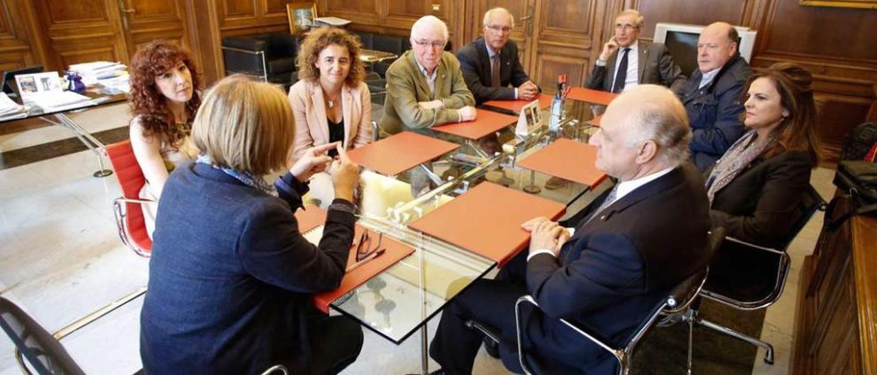 reunión con la alcaldesa. El Rotary Club de Avilés, presidido por Beatriz Ayuso, mantuvo ayer una reunión con la alcaldesa Mariví Monteserín -en la imagen- coincidiendo con la visita de Juan Ramón Civantos a la ciudad.