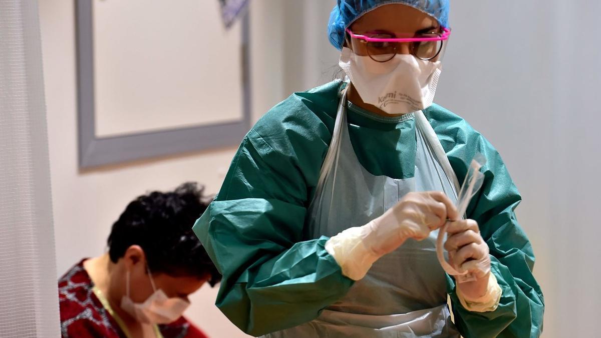 Una sanitaria examina a una paciente en un hospital de Burdeos, este lunes.