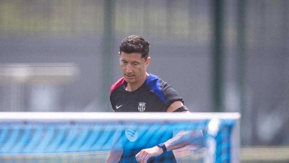 Lewandowski, en un entrenamiento del Barça en la ciudad deportiva de Sant Joan Despí. Lewandowski, en un entrenamiento del Barça en la ciudad deportiva de Sant Joan Despí.