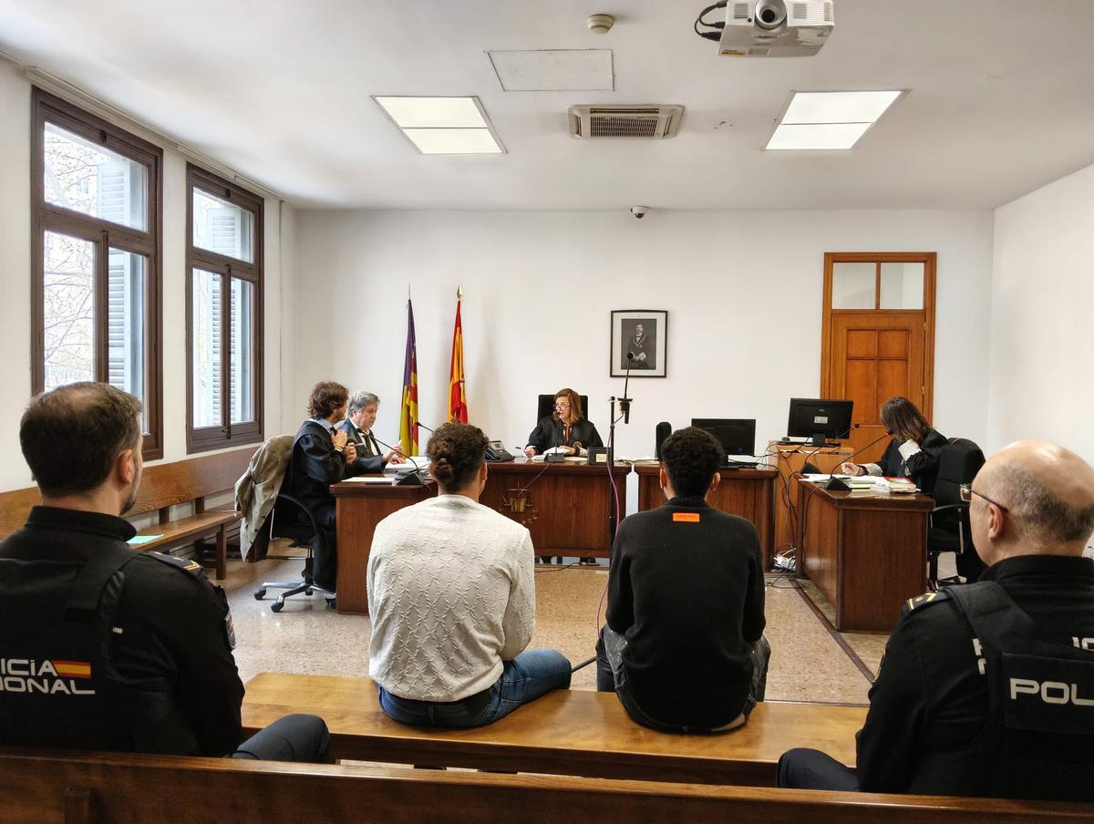 Los dos acusados, ayer durante la primera sesión del juicio.