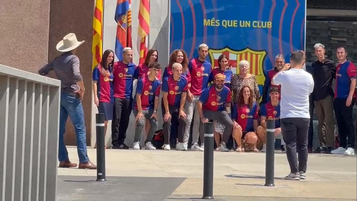 La familia de Dani Olmo posa con el '20' del nuevo jugador del Barça