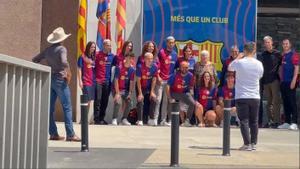 La familia de Dani Olmo posa con el 20 del nuevo jugador del Barça