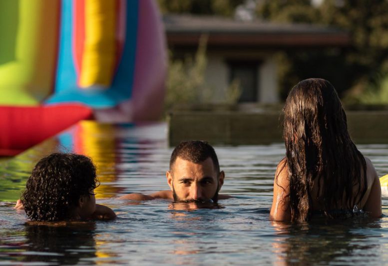 Karim Benzema jugando con sus hijos en la piscina.