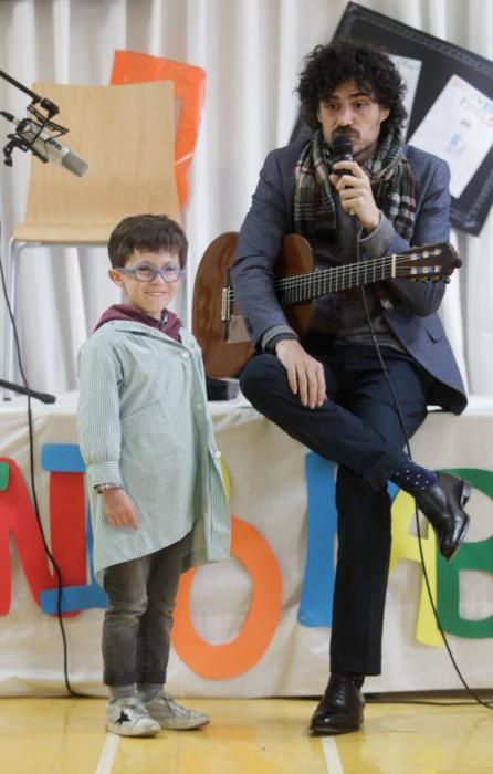 El guitarrista Pablo Sáinz Villegas en el colegio Parque Infantil de Oviedo