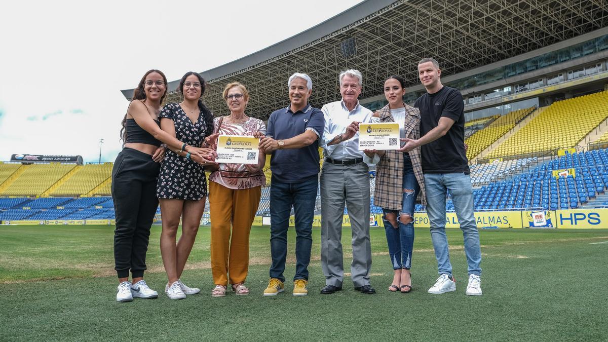 Abonados junto a Patricio Viñayo (centro) tras la presentación de la campaña.