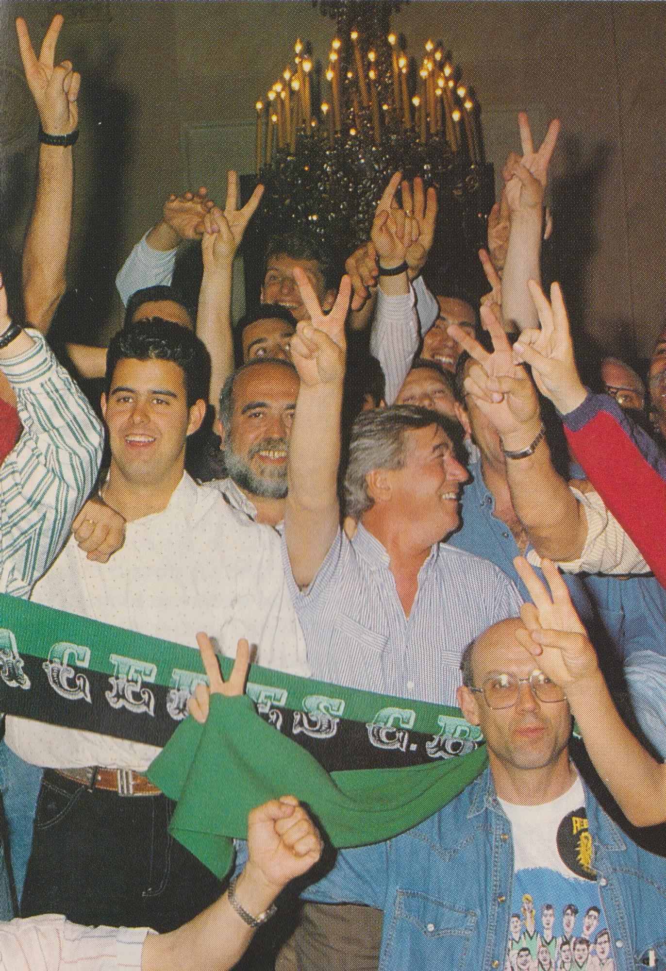 Varios jugadores festejan con Carlos Sánchez Polo (con barba) el ascenso en el salón de actos del ayuntamiento.