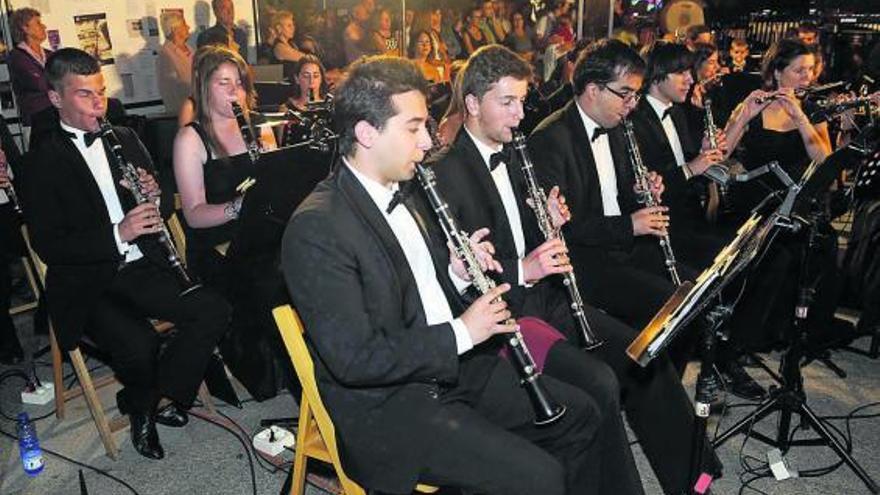 Integrantes de la banda, durante el concierto de la plaza de Galicia.  // Noé Parga