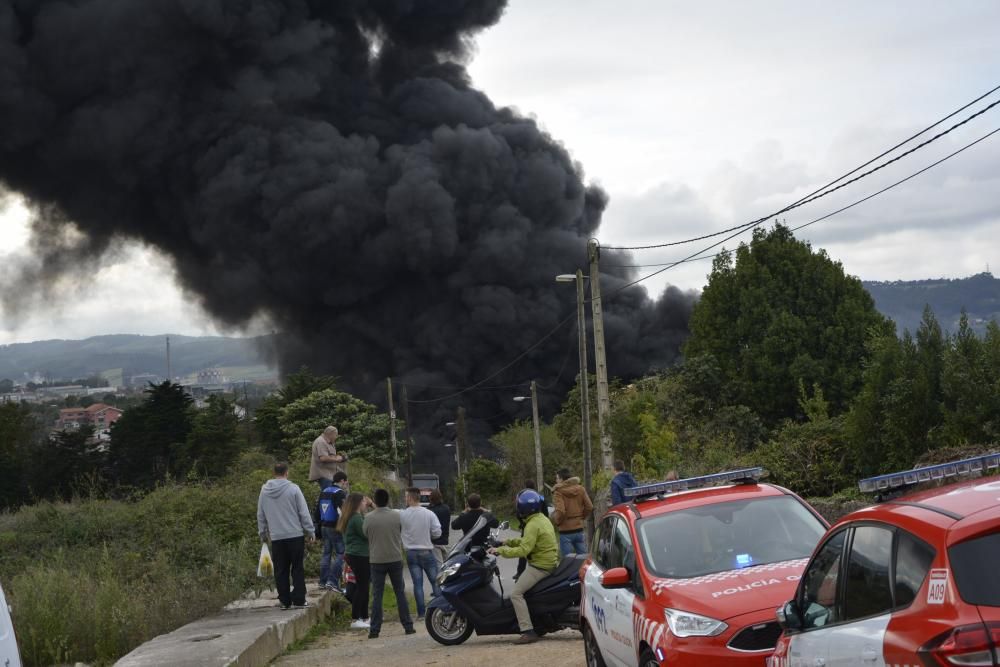 Arde una nave industrial abandonada en un polígono de Tremañes