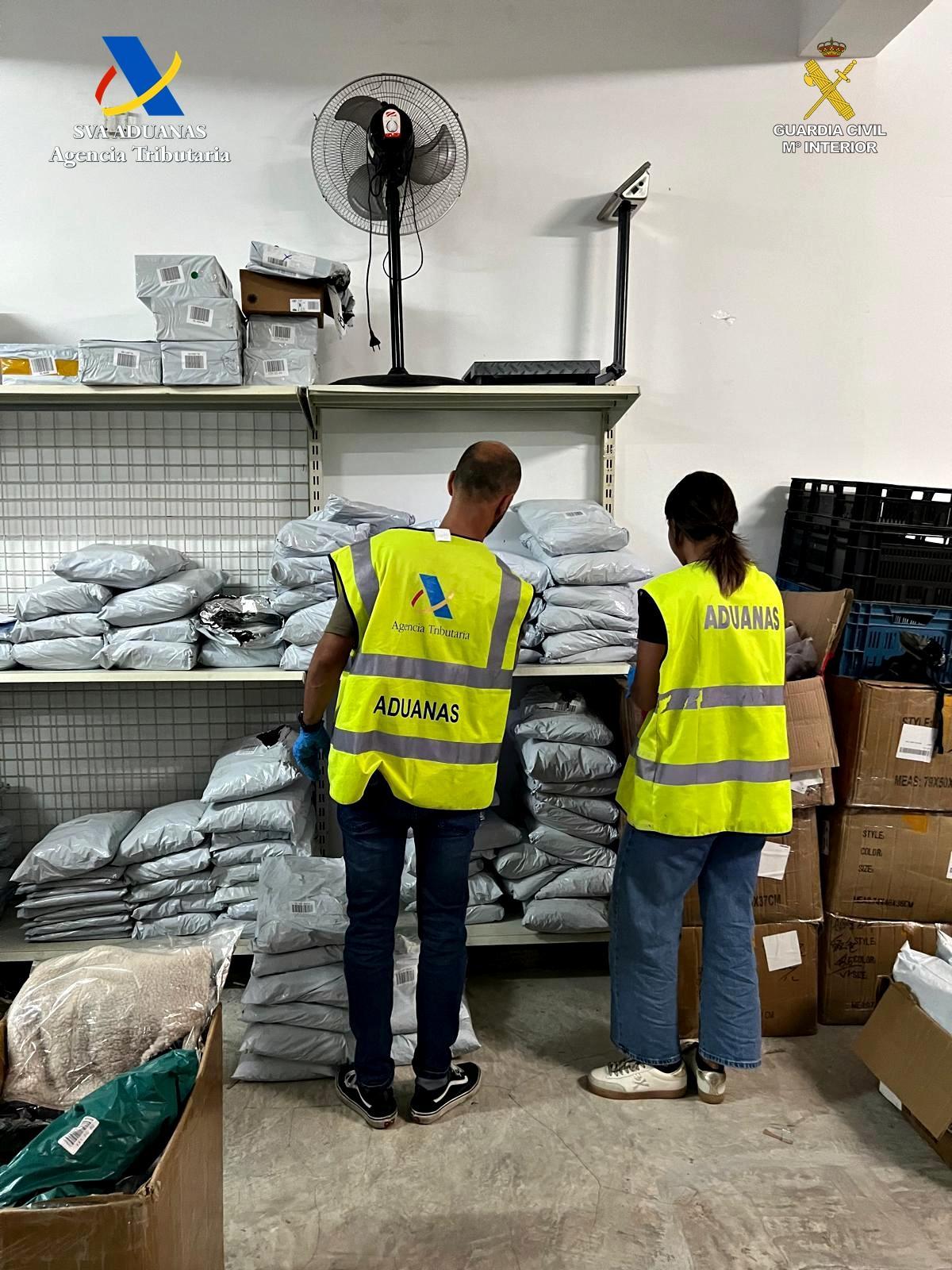 Material intervenido en una tienda outlet de Valencia.