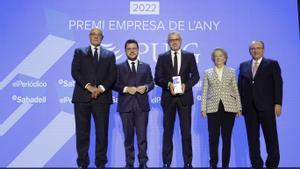 Josep Oliu (Banc Sabadell), el ’president’ Pere Aragonès, el presidente ejecutivo de Puig, Marc Puig, Javier Moll (Prensa Ibérica) y Arantza Sarasola (Prensa Ibérica), en la entrega del galardón Empresa de l’Any 2022 a Puig. 