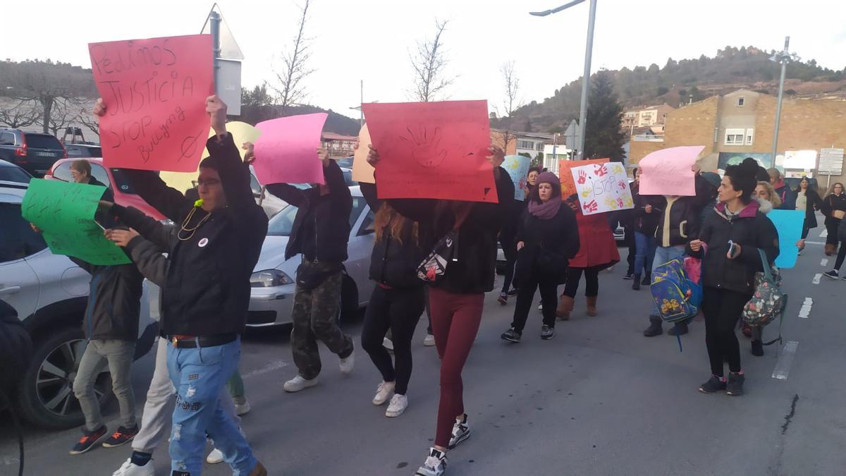 Alumnes i familiars de les bessones manifestant-se aquest divendres a la tarda