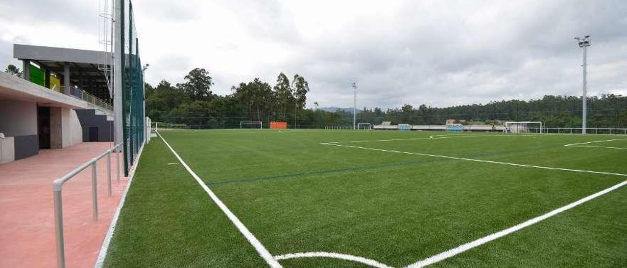 Instalaciones del campo de fútbol de O Buelo, en Moraña, cuyas obras se investigan. // G. Santos