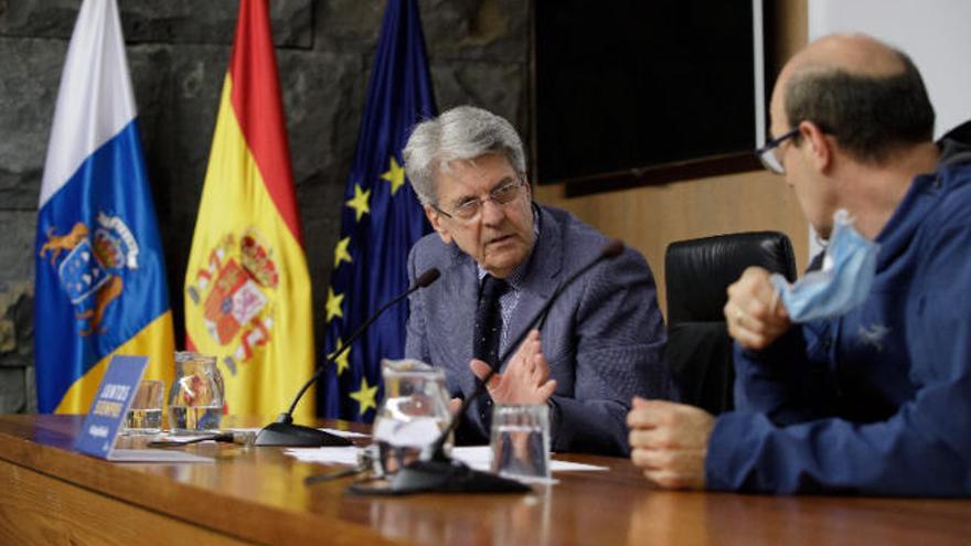 El consejero de Administraciones Públicas, Justicia y Seguridad del Gobierno de Canarias, Julio Pérez (i), informa este lunes sobre la campaña de prevención de incendios forestales.