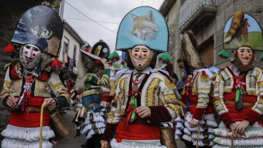 Los Felos desfilan por las calles de Maceda. // Brais Lorenzo