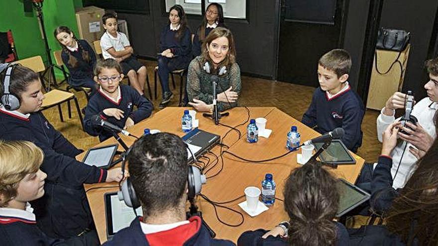 La alcaldesa, Inés Rey, con alumnos de Las Esclavas.